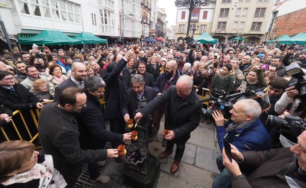 Imagen de archivo del vino manando de la fuente de la Plaza España de Reinosa.