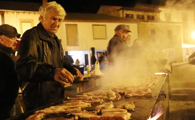 Degustación de las piezas del cerdo en una edición anterior de la Fiesta de la Matanza de Valderredible