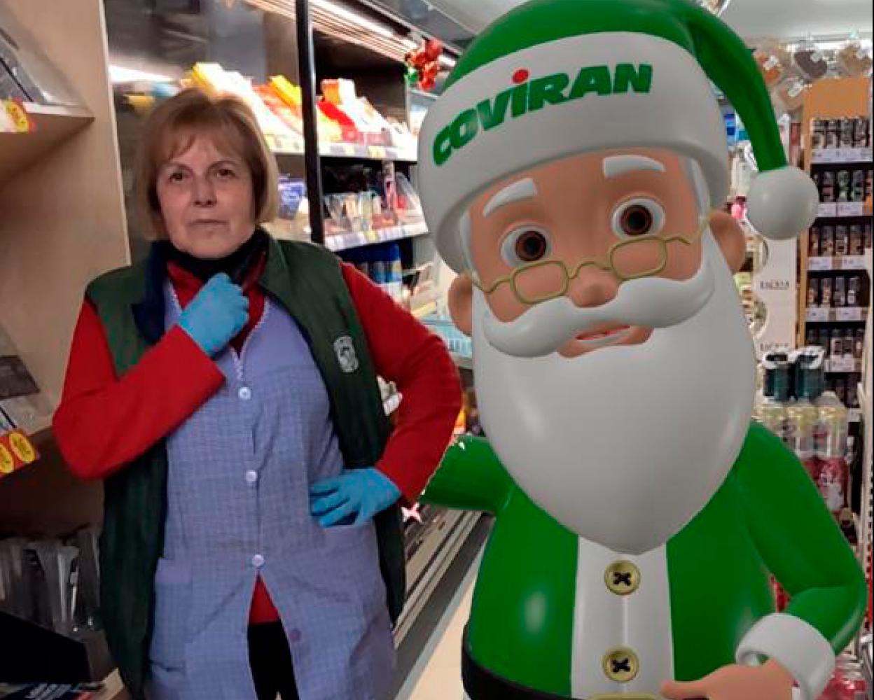 Isabel Poveda, en su supermercado de Argoños. 