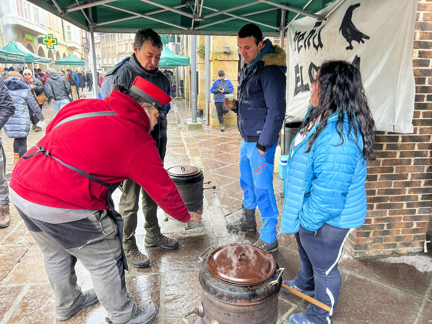 Los concursantes han tenido que entregar sus ollas al jurado, que ha comenzado a valorarlas a media mañana.