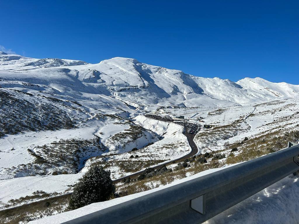 Desde primera hora de la mañana los coches ocuparon el aparcamiento de Brañavieja.