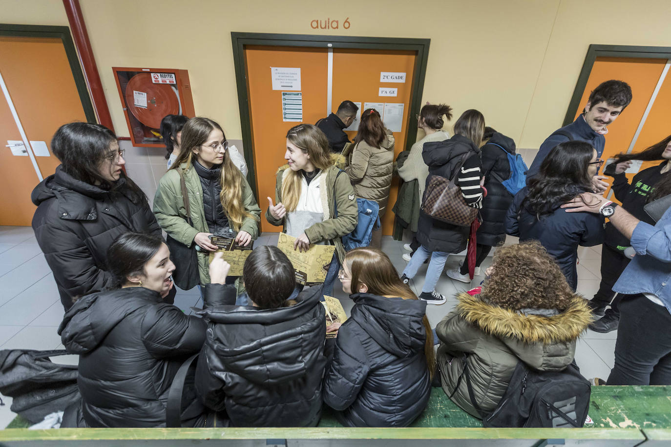 Las puertas de la Facultad de Ciencias Económicas y Derecho se abrieron este sábado para los alumnos que se presentaban al examen de Formación Sanitaria Especializada (para Medicina, Enfermería, Farmacia o Psicología) 