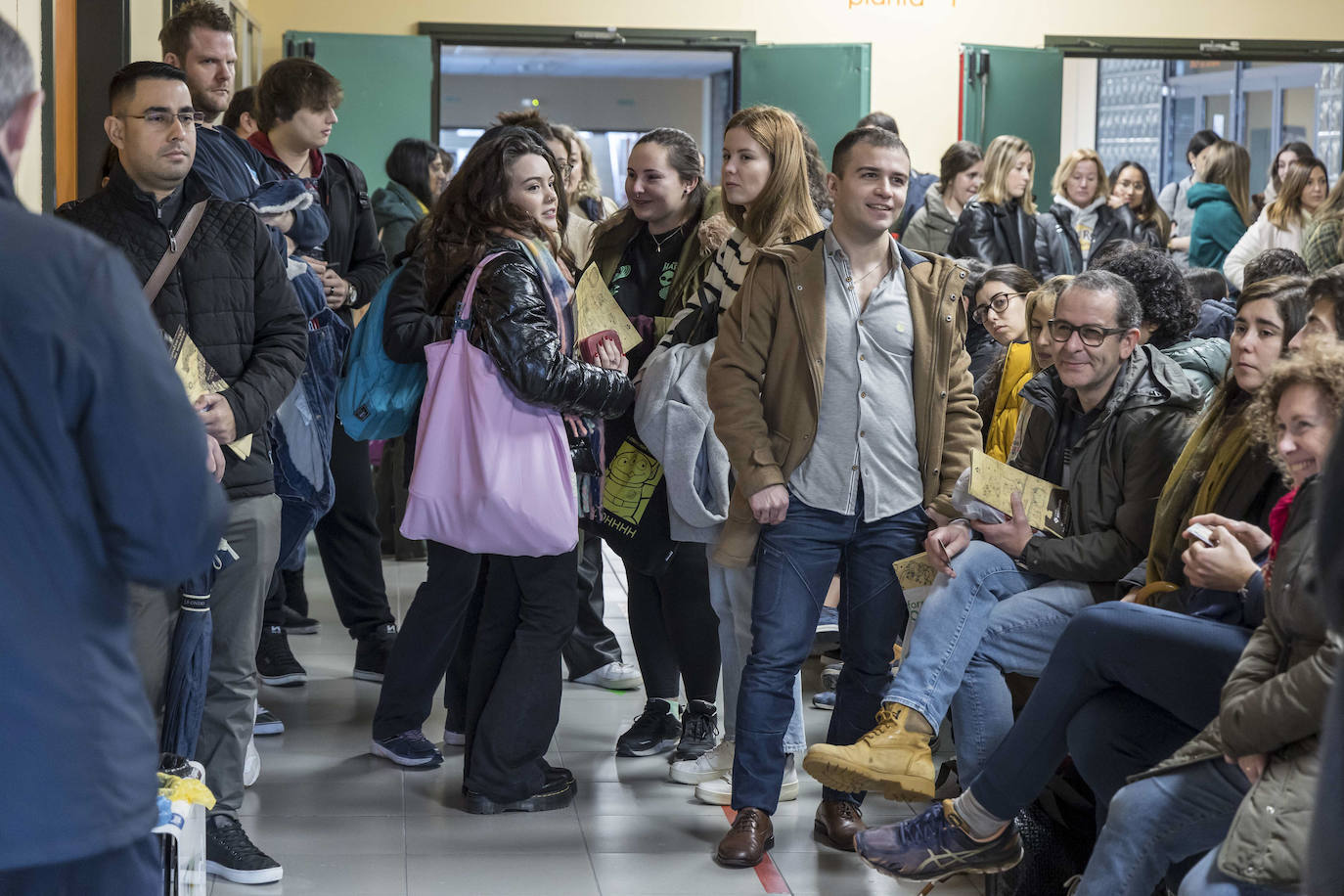 Las puertas de la Facultad de Ciencias Económicas y Derecho se abrieron este sábado para los alumnos que se presentaban al examen de Formación Sanitaria Especializada (para Medicina, Enfermería, Farmacia o Psicología) 