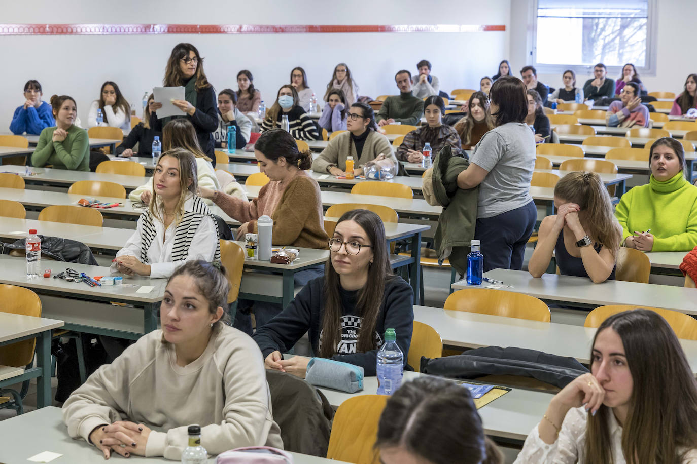 Las puertas de la Facultad de Ciencias Económicas y Derecho se abrieron este sábado para los alumnos que se presentaban al examen de Formación Sanitaria Especializada (para Medicina, Enfermería, Farmacia o Psicología) 