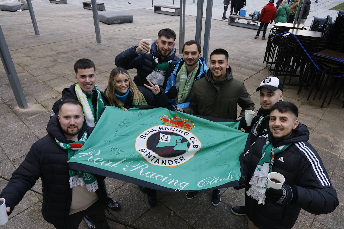 Fotos: La afición del Racing calienta en Vitoria para el partido de las 21.00