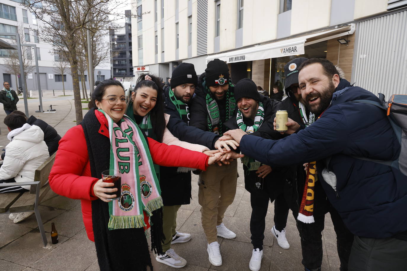 Fotos: La afición del Racing calienta en Vitoria para el partido de las 21.00