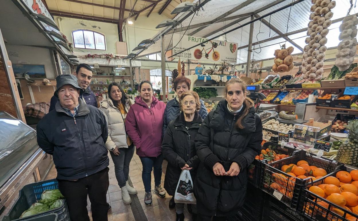 Los responsables de los puestos que operan en el Mercado de Abastos de Laredo quieren seguir allí. 