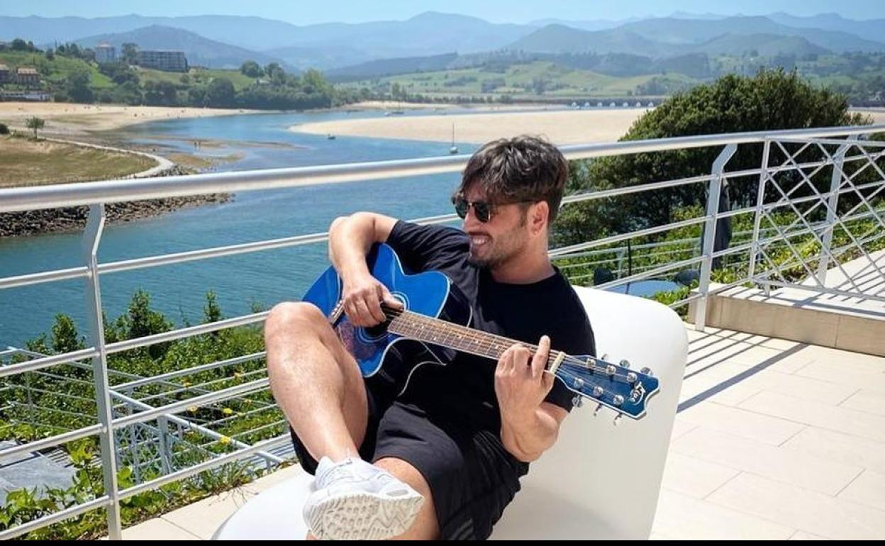 El cántabro David Bustamante tocando la guitarra en su casa en San Vicente de la Barquera. 