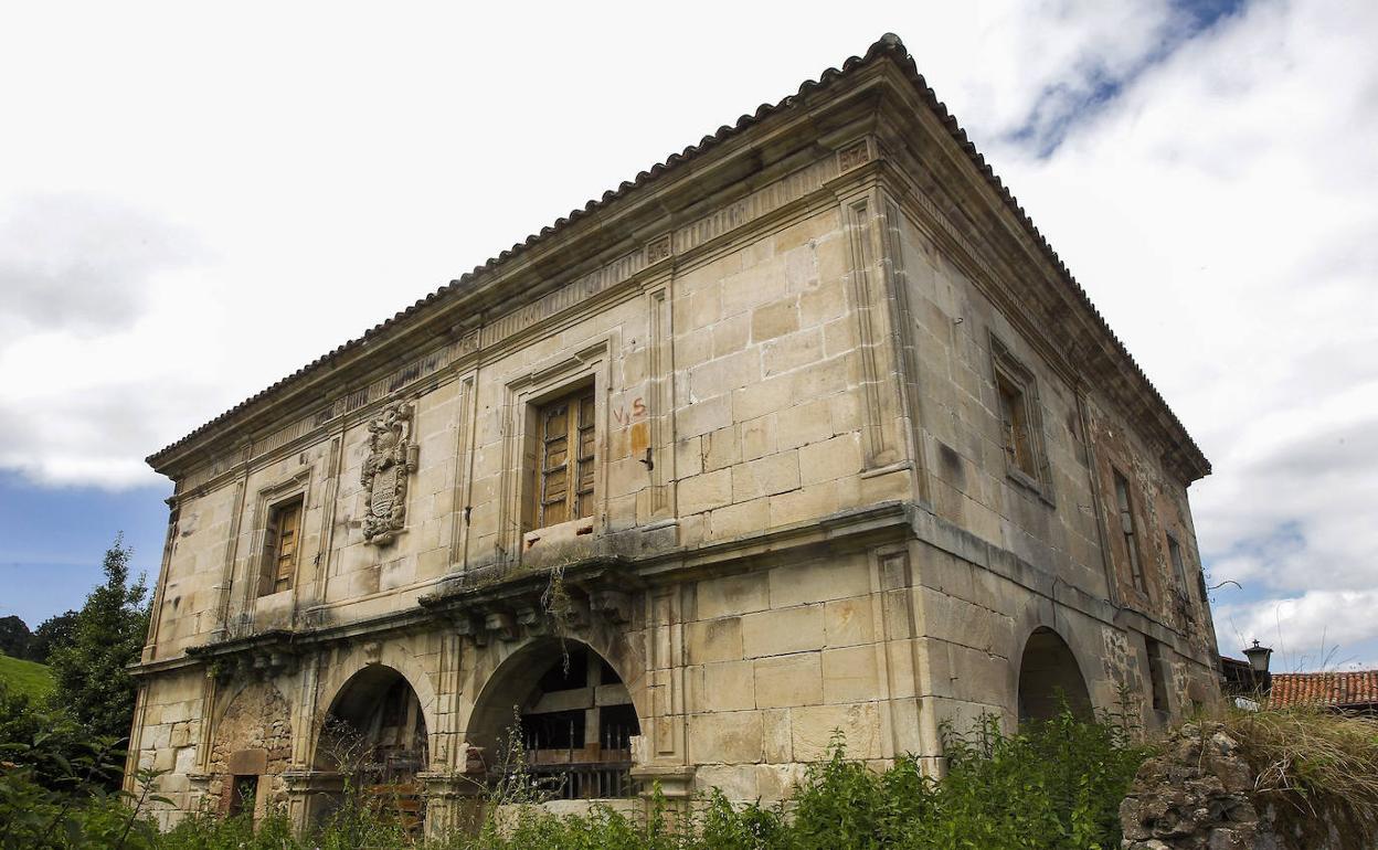 El de Antonio Ruiz Castañeda y Ceballos, del siglo XVIII, es uno de los palacios más reveladores del legado de Viérnoles . 