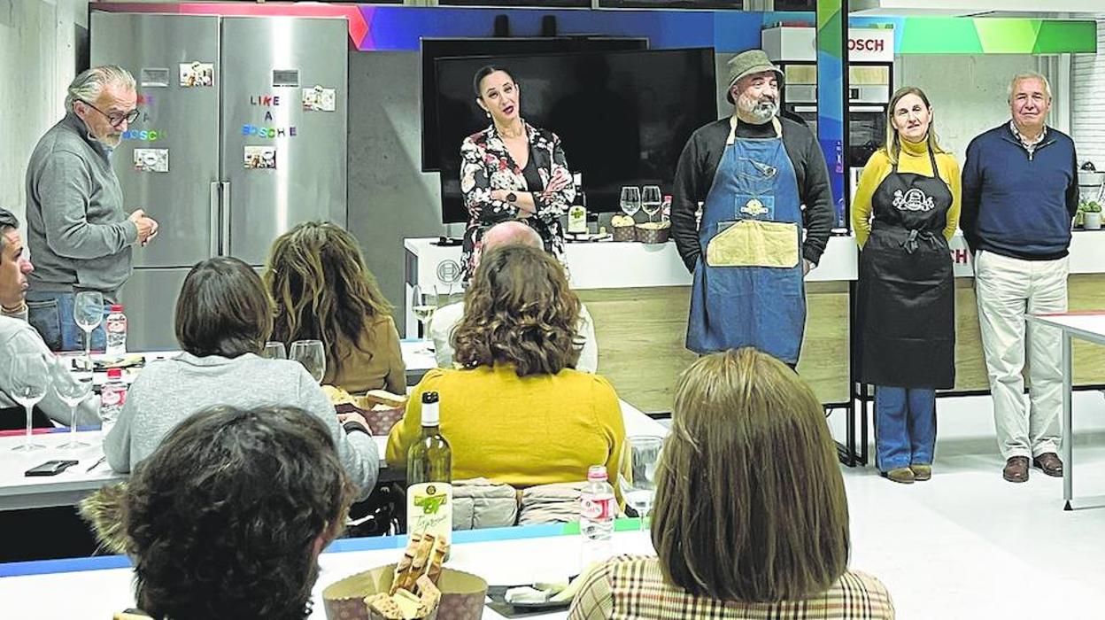 Alfonso Fraile, Beatriz Díaz y Agustín Martínez, de La Crujiente; Carolina Entrecanales, de Granja Cudaña; y Aurelio Corral, de Bodegas Corral. 