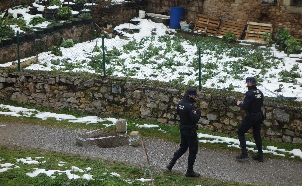 Dos policías acordonan la zona del soplado.