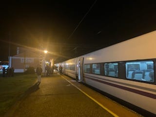 Fotos: Casi 300 cántabros atrapados en la estación de Alar del Rey por un fallo técnico del tren que venía de Madrid