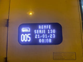 Fotos: Casi 300 cántabros atrapados en la estación de Alar del Rey por un fallo técnico del tren que venía de Madrid