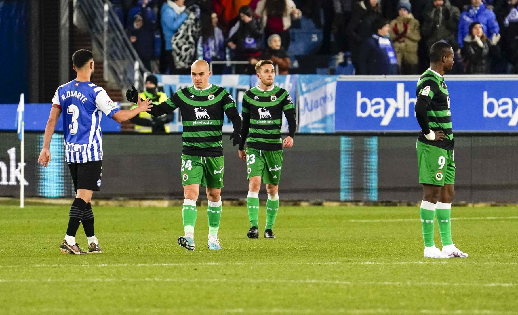 Jorge Pombo se saluda con Duarte a la salida del campo tras acabar el partido en Mendizorroza. 