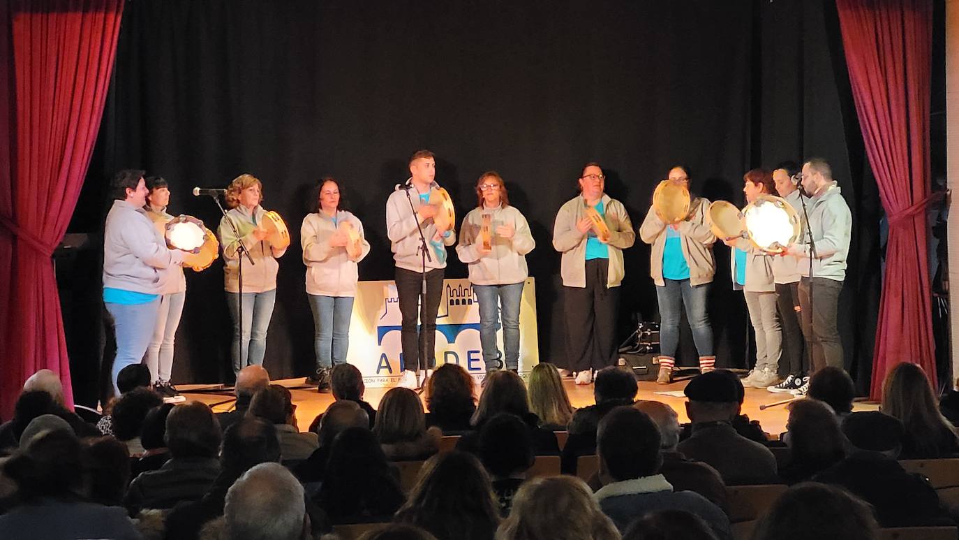 El buen tiempo animó a los ciudadanos a participar en los actos festivos que se han celebrado en San Vicente de la Barquera.