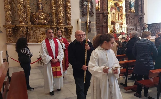 Imagen principal - Celebración religiosa en la iglesia parroquial y lunch en la ronda de la iglesia 