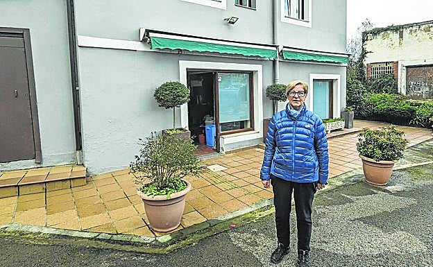 Begoña Negrete, vecina de Laredo, frente al bajo de su vivienda que se inundó el martes.