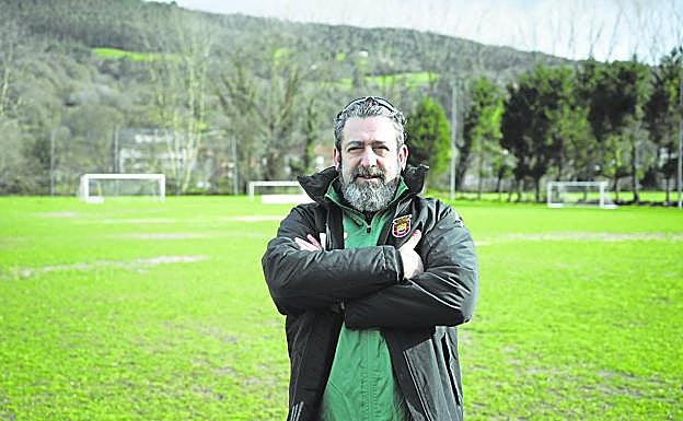 El coordinador del Ampuero Fútbol Club, Jairo Flores, posa en el encharcado campo del equipo.