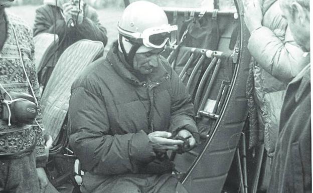 El lebanigo Alfonso Alonso, durante algunas labores de rescate en 1970. 