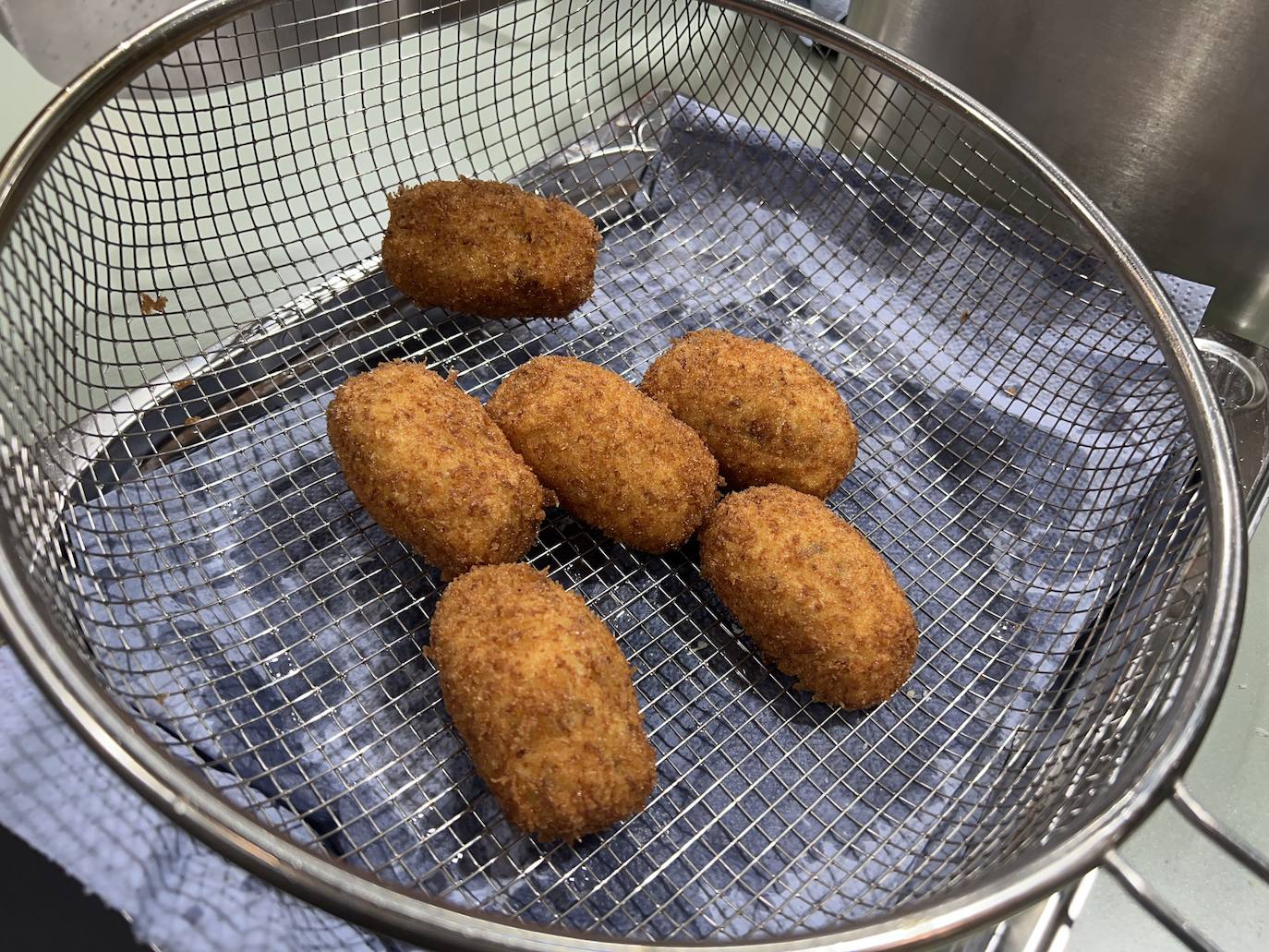 Las croquetas del cántabro marcan la diferencia al estar rebozadas en panko.