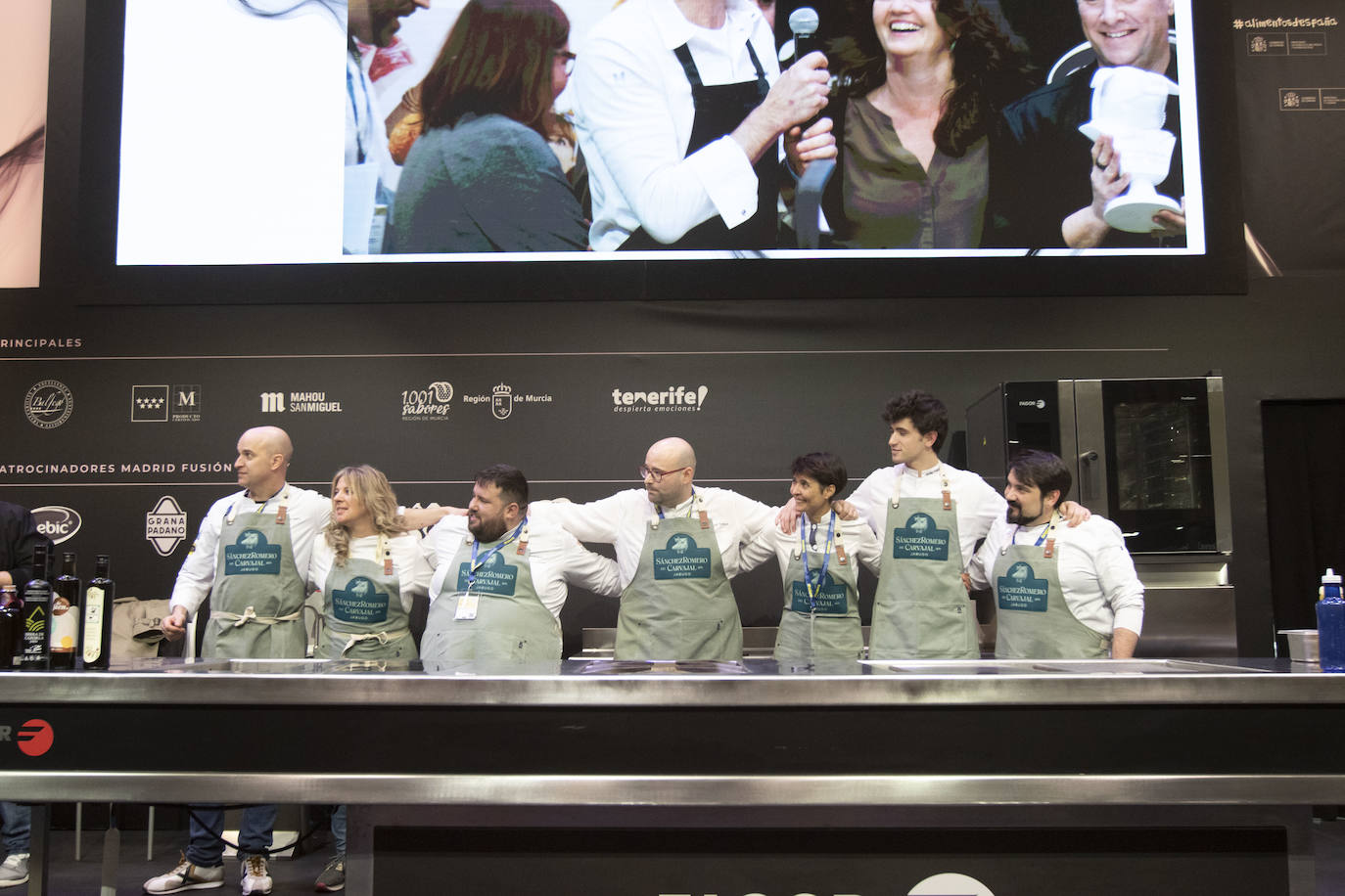 Juan Monteagudo, del albaceteño restaurante Ababol, es el creador de la mejor croqueta de jamón Madrid Fusión Alimentos de España, lo que equivale a decir la mejor croqueta de España y del mundo. Así lo declaró el jurado de la novena edición de este apreciado y reñido concurso, uno de los más esperados de la XXI edición de la cumbre gastronómica global, que se las vio y se las deseó para decidirse por esta croqueta galáctica que competía con otras seis no menos espectaculares.