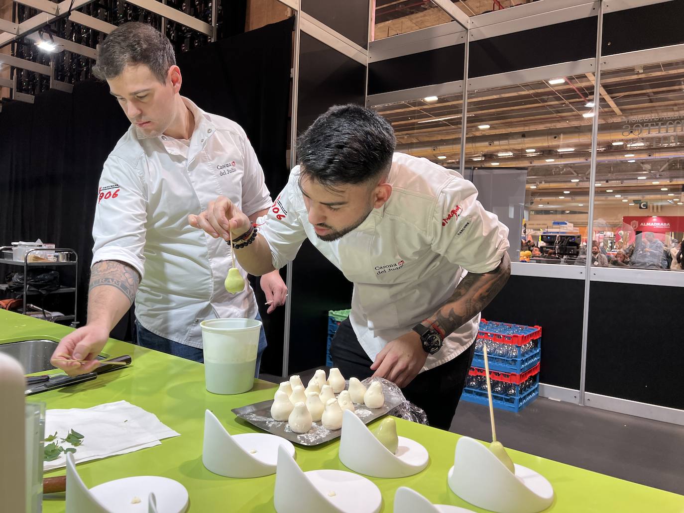Los dos forman parte del equipo de cocina de Sergio Bastard y presentaron en Madrid Fusión su 'Pasiega: queso, pera y mar', «una pera realizada con un semifrío de queso, rellena de pera, bañada por alga codium y vino malvasía volcánico canario»