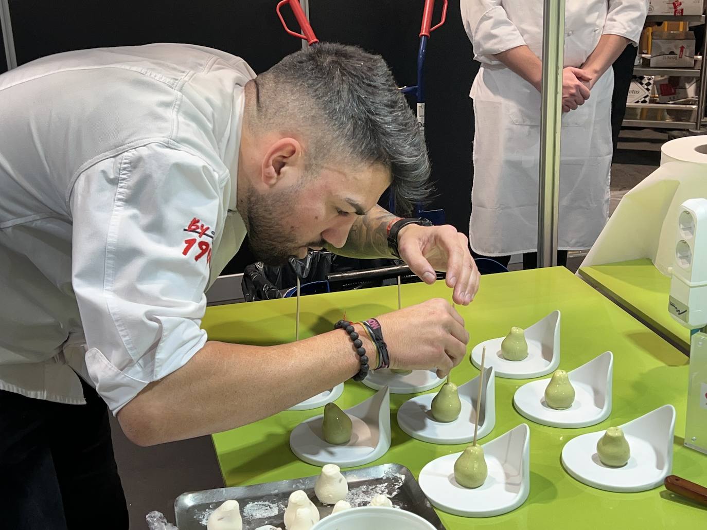 Los dos forman parte del equipo de cocina de Sergio Bastard y presentaron en Madrid Fusión su 'Pasiega: queso, pera y mar', «una pera realizada con un semifrío de queso, rellena de pera, bañada por alga codium y vino malvasía volcánico canario»