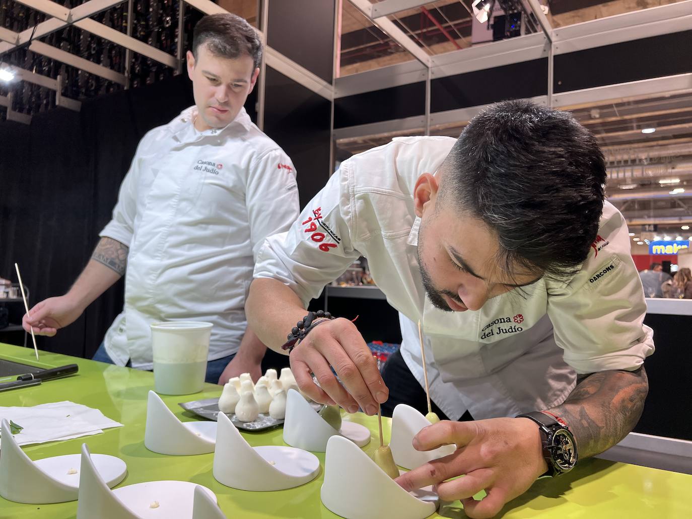 Los dos forman parte del equipo de cocina de Sergio Bastard y presentaron en Madrid Fusión su 'Pasiega: queso, pera y mar', «una pera realizada con un semifrío de queso, rellena de pera, bañada por alga codium y vino malvasía volcánico canario»