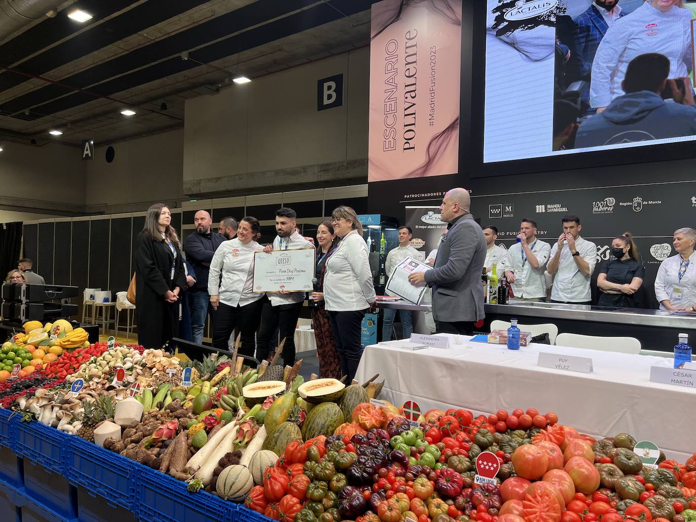 Los dos forman parte del equipo de cocina de Sergio Bastard y presentaron en Madrid Fusión su 'Pasiega: queso, pera y mar', «una pera realizada con un semifrío de queso, rellena de pera, bañada por alga codium y vino malvasía volcánico canario»