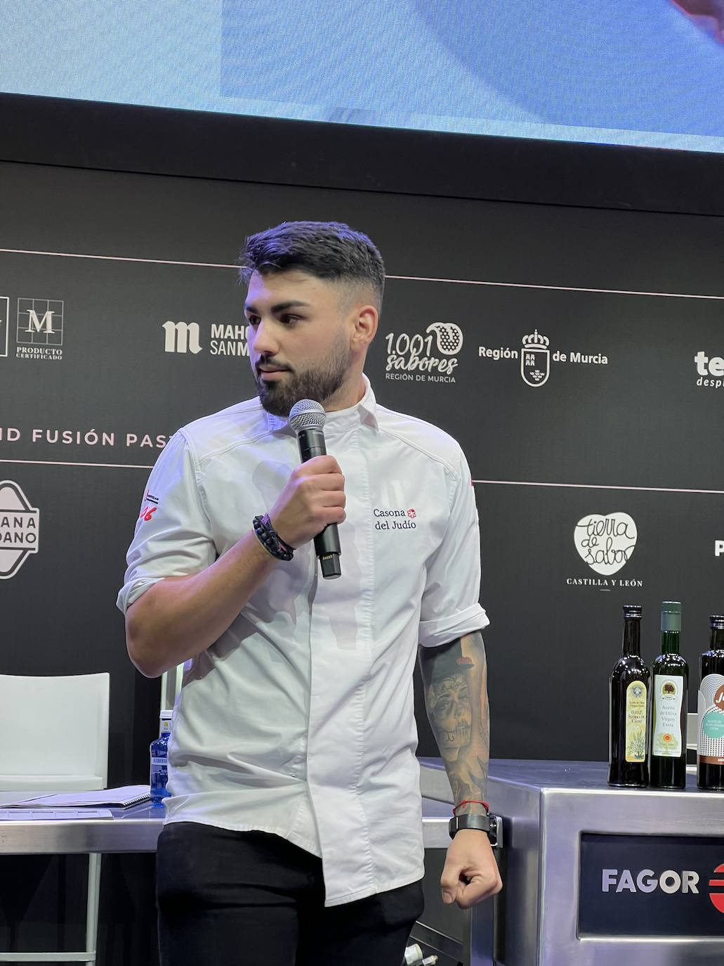Los dos forman parte del equipo de cocina de Sergio Bastard y presentaron en Madrid Fusión su 'Pasiega: queso, pera y mar', «una pera realizada con un semifrío de queso, rellena de pera, bañada por alga codium y vino malvasía volcánico canario»