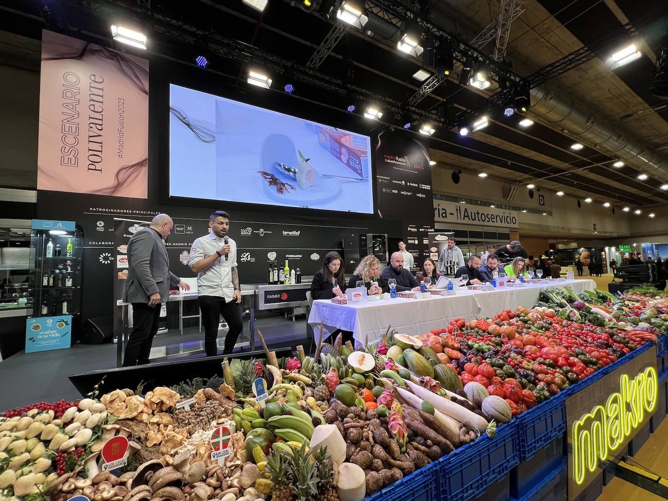 Los dos forman parte del equipo de cocina de Sergio Bastard y presentaron en Madrid Fusión su 'Pasiega: queso, pera y mar', «una pera realizada con un semifrío de queso, rellena de pera, bañada por alga codium y vino malvasía volcánico canario»