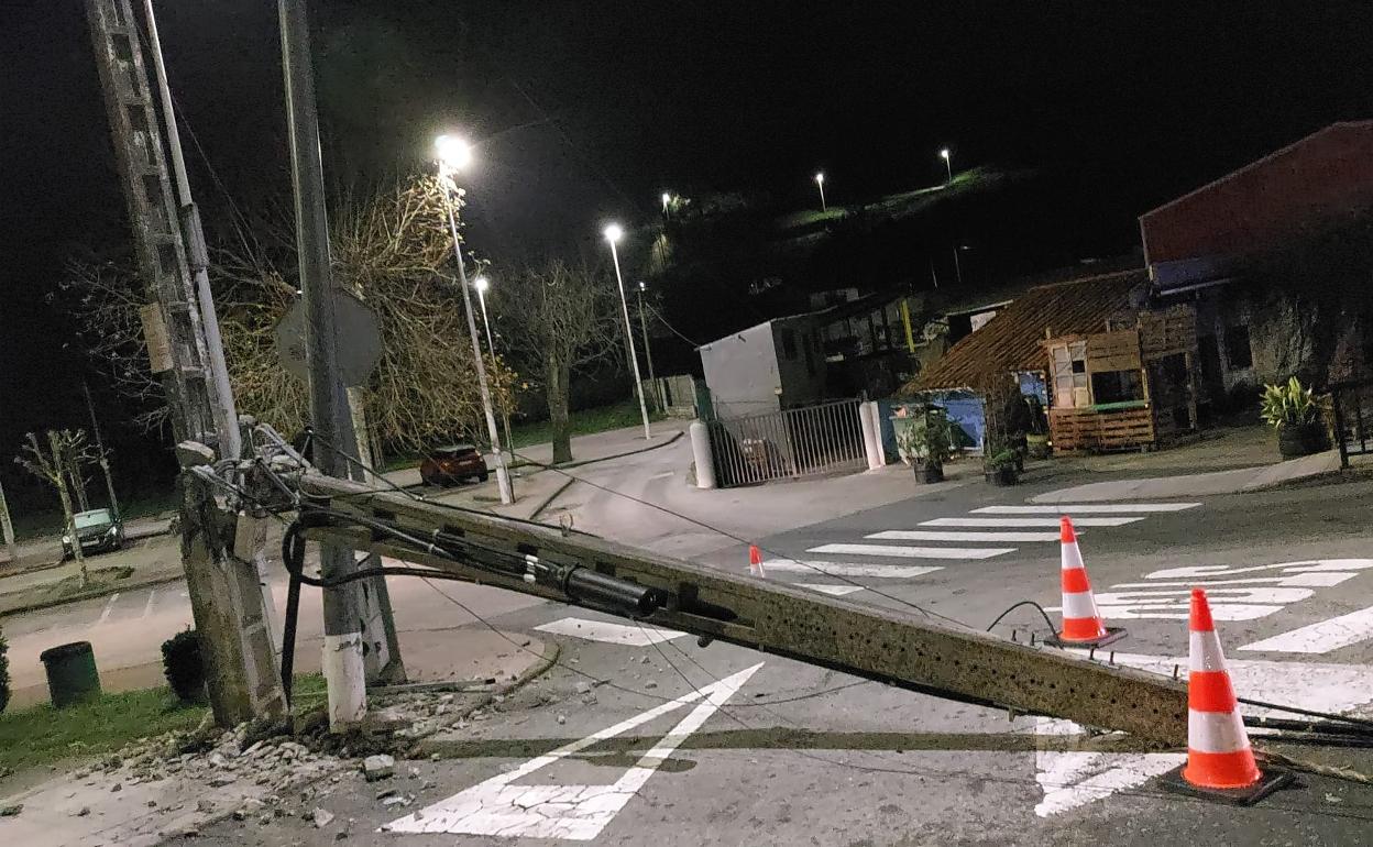 Poste de la luz derribado a la entrada de Cabezón de la Sal. 