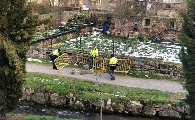 Los obreros municipales ayer señalizando el socavón en el paseo que el Ayuntamiento recuerda que es privado. 