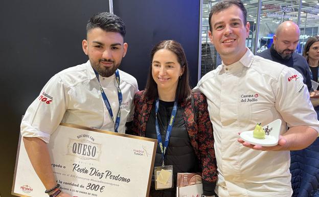 Imagen. Kevin Diaz y Jesús Revuelta con el cheque de 300 euros que han ganado en Madrid Fusión.