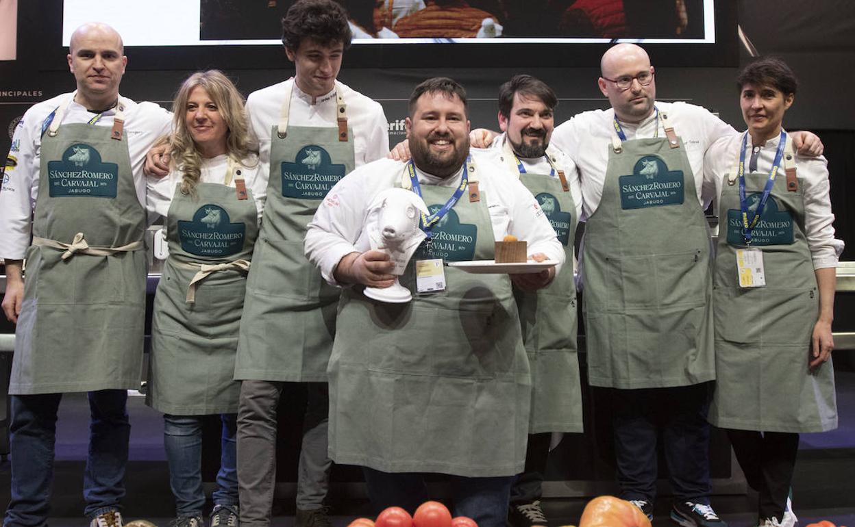 Juan Monteagudo, del albaceteño restaurante Ababol, en el centro con el trofeo de la mejor croqueta. A la izquierda, Miguel Borreguero, de La Ostrería de San Vicente de la Barquera, Cantabria, junto al resto de compañeros que llegaron a la final de este concurso de Madrid Fusión.