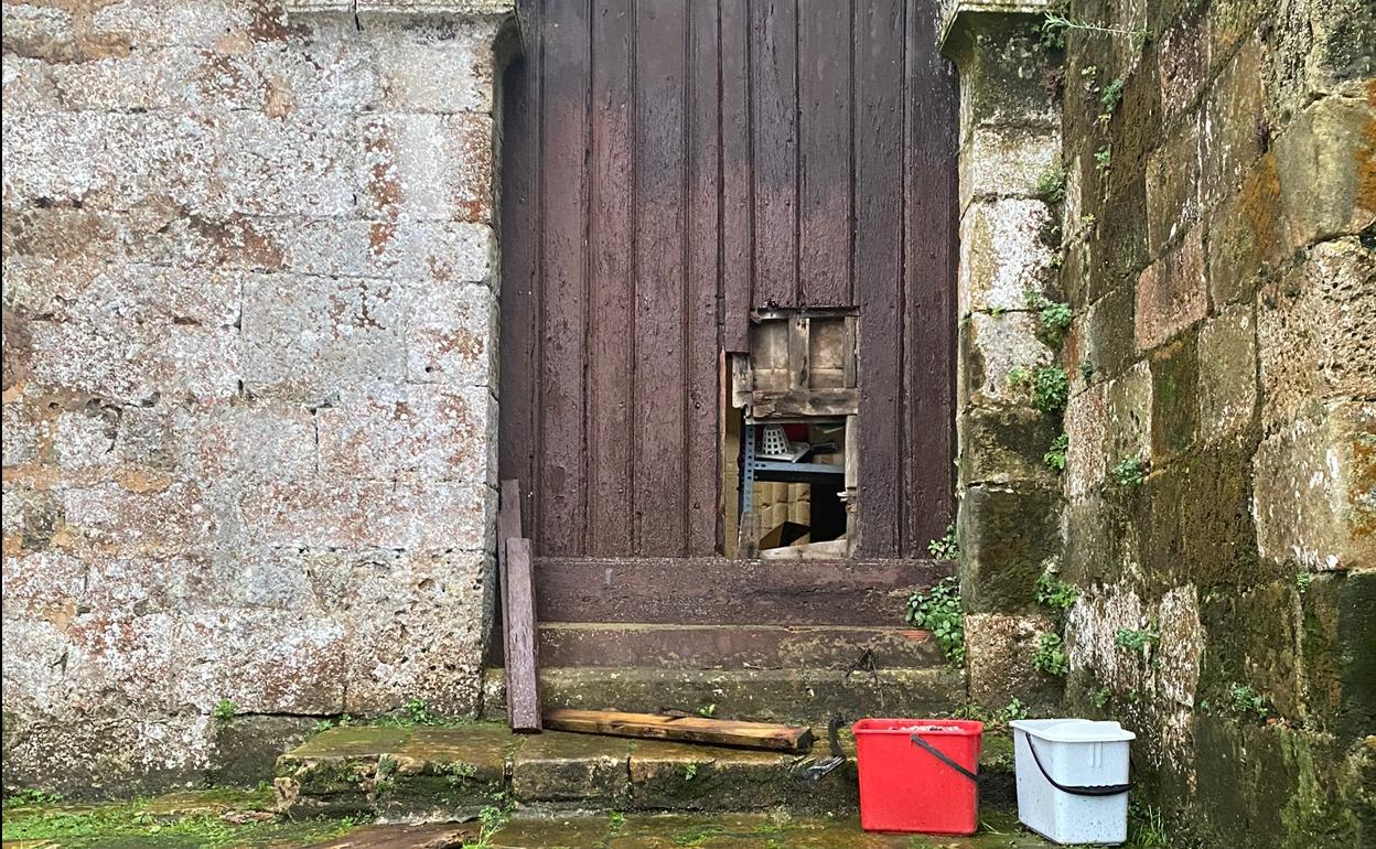 Estado que muestra actualmente la puerta de la Iglesia de Santa María de Los Ángeles.