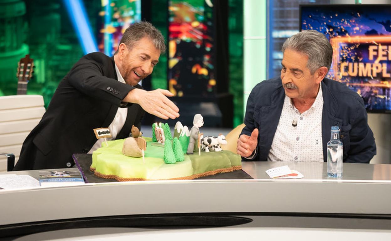 El equipo de 'El Hormiguero' regaló a Revilla una tarta por su 80 cumpleaños.