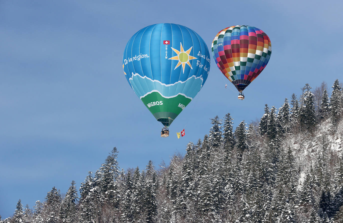 La localidad suiza de Chateau-d'Oex ha acogido el 43 Festival Internacional de Globo Aeroestático. La convención ha dejado imágenes impactantes en las que se pinta el paisaje nevado con diferentes globos de colores que llaman a cientos de espectadores cada año. El festival durará hasta el domingo y se espera que vuelen más de 60 globos de 15 países diferentes