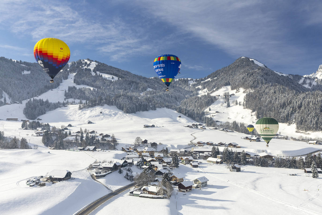 La localidad suiza de Chateau-d'Oex ha acogido el 43 Festival Internacional de Globo Aeroestático. La convención ha dejado imágenes impactantes en las que se pinta el paisaje nevado con diferentes globos de colores que llaman a cientos de espectadores cada año. El festival durará hasta el domingo y se espera que vuelen más de 60 globos de 15 países diferentes