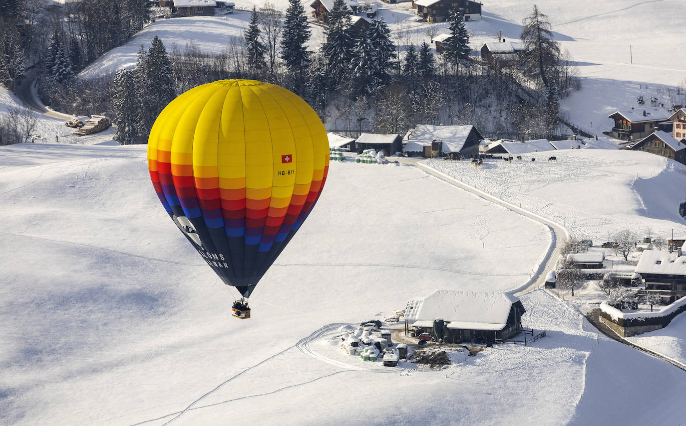 La localidad suiza de Chateau-d'Oex ha acogido el 43 Festival Internacional de Globo Aeroestático. La convención ha dejado imágenes impactantes en las que se pinta el paisaje nevado con diferentes globos de colores que llaman a cientos de espectadores cada año. El festival durará hasta el domingo y se espera que vuelen más de 60 globos de 15 países diferentes