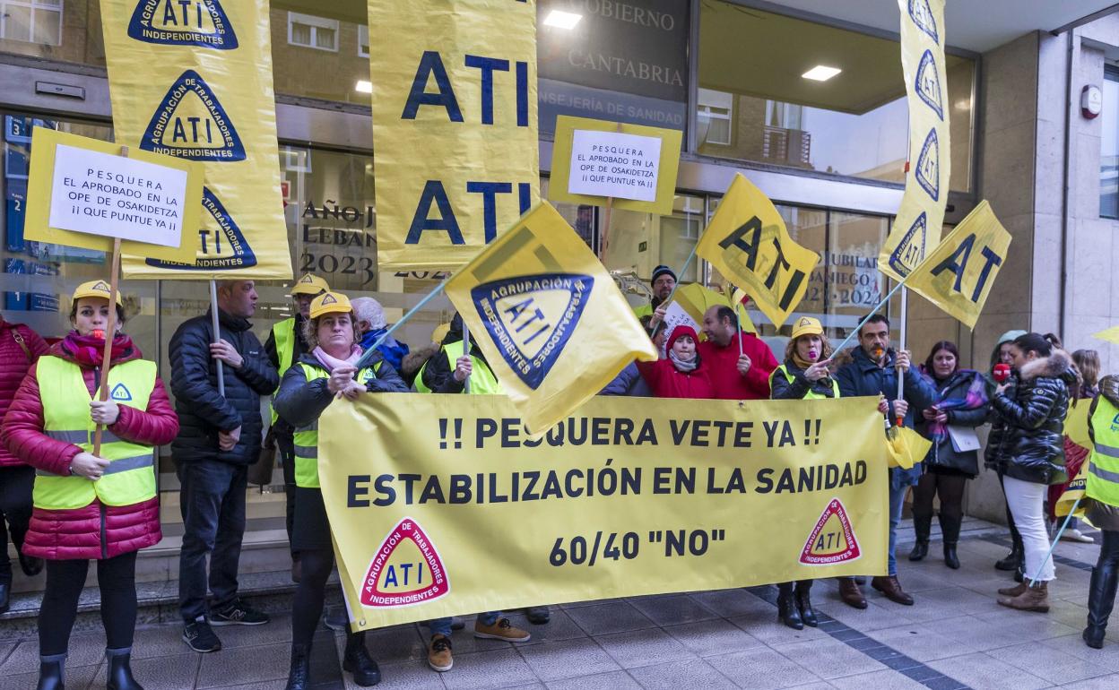 Concentración convocada por ATI, a la puerta de la Consejería de Sanidad. 