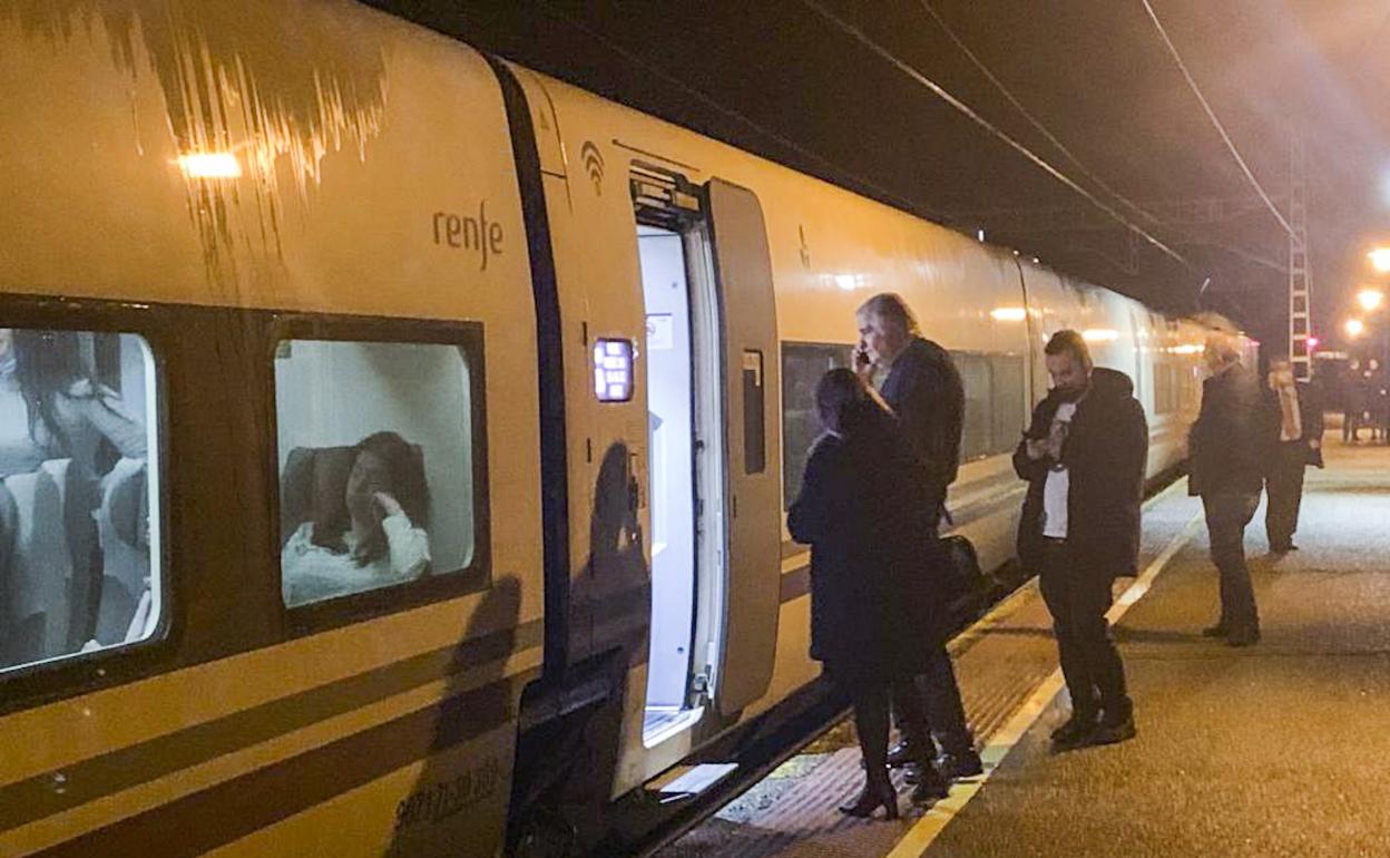 Los pasajeros (muchos de ellos, autoridades que venían del Día de Cantabria en Fitur) tuvieron que esperar hasta que llegaron los autobuses.