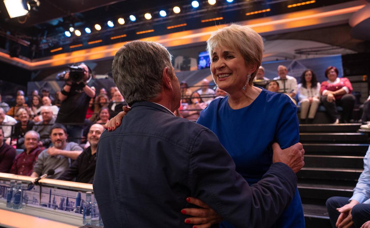 Miguel Ángel Revilla y su esposa, Aurora Díaz, se abrazan emocionados durante la emisión de 'El Hormiguero' del pasado lunes. 