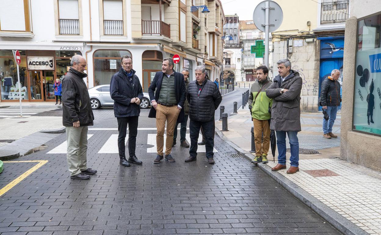 Autoridades en la calle Rentería Reyes de Santoña. 