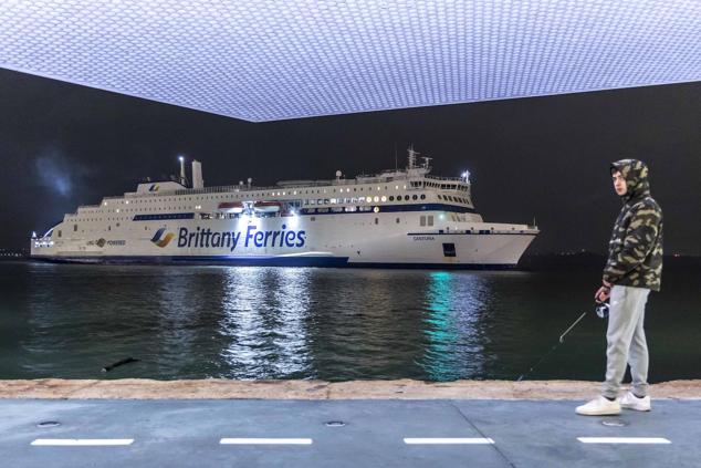 El barco ha atracado en Santander sobre las 20.00 horas.