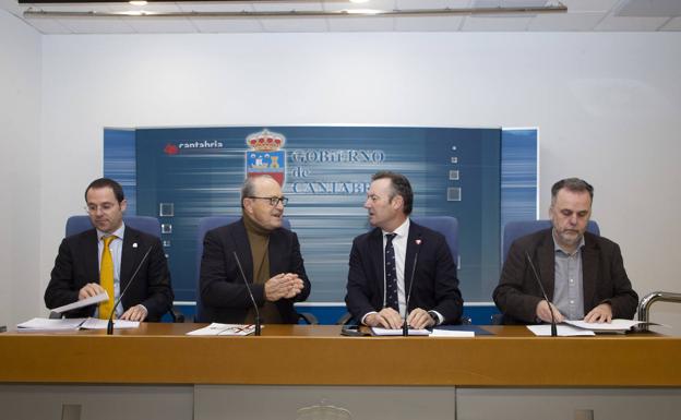 Los consejeros de Desarrollo Rural, Guillermo Blanco, y de Industria, Francisco Javier López Marcano, esta mañana en rueda de prensa.