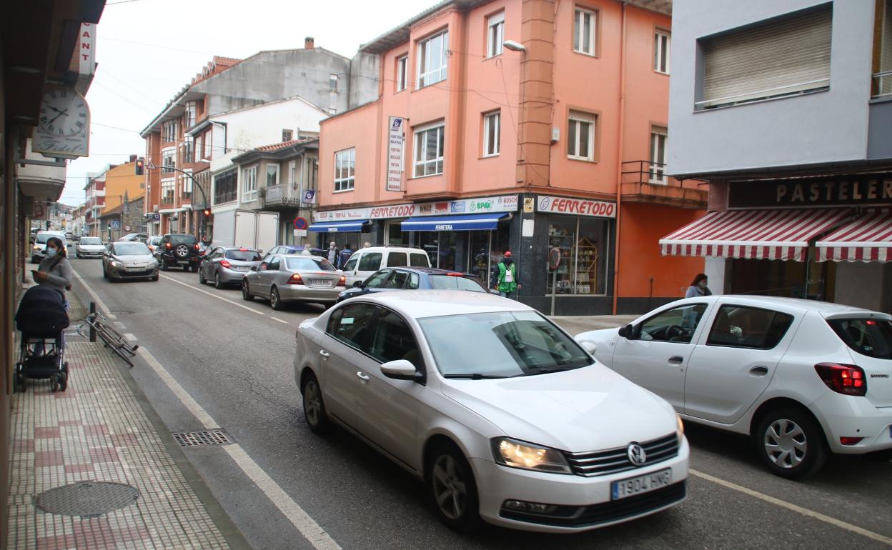 Coches en la calle Justina Berdía, de Sarón, en un tramo que vería muy reducida su densidad de tráfico. 