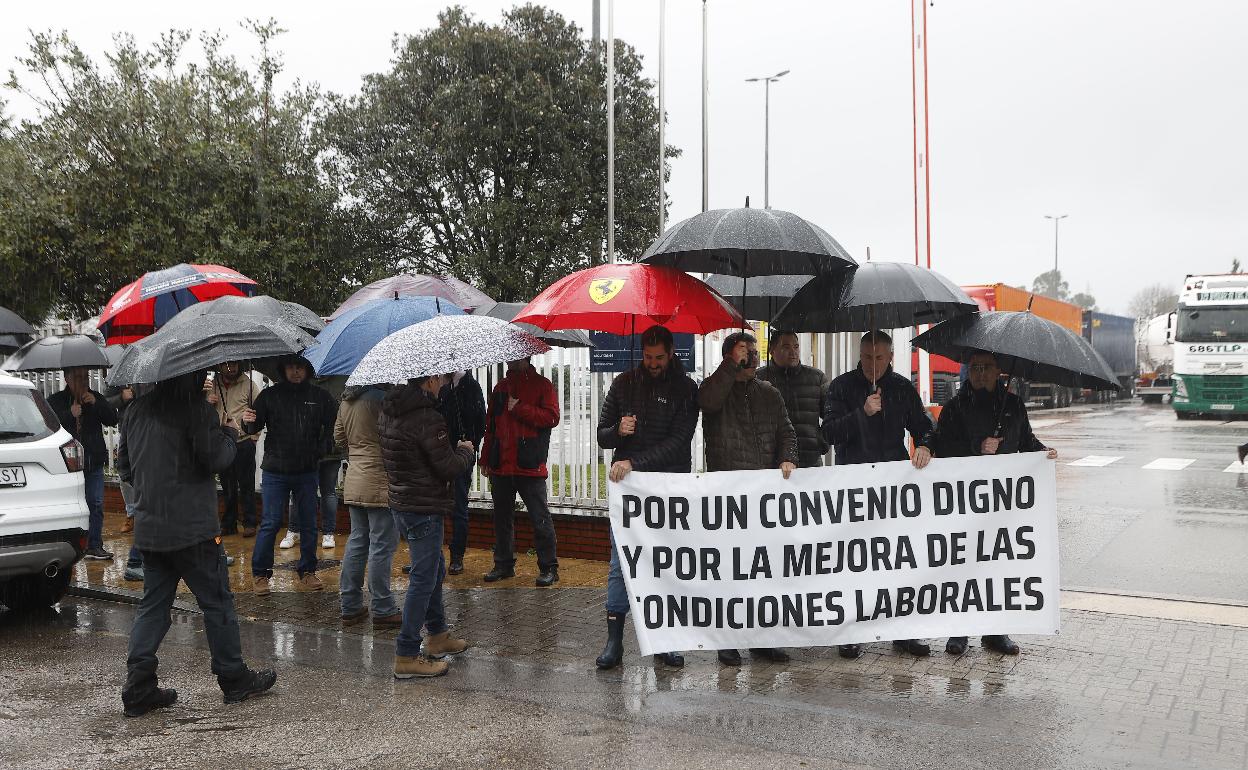 Primera movilización de la plantilla de Aspla, la semana pasada, para protestar por el bloqueo del convenio.