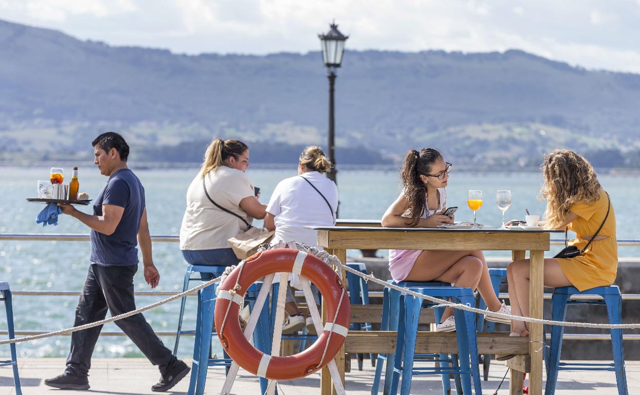 Un camarero atiende una terraza en el Paseo Marítimo de Santander, el pasado septiembre.