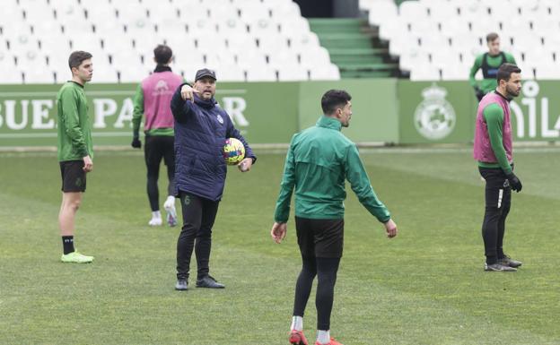 José Alberto da instrucciones a sus futbolistas en una sesión de esta semana. 